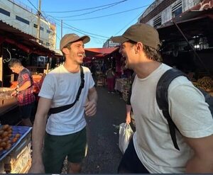 Chino Darín y Joaquín Furriel filman en el Mercado 4 y se divierten - Gente - ABC Color