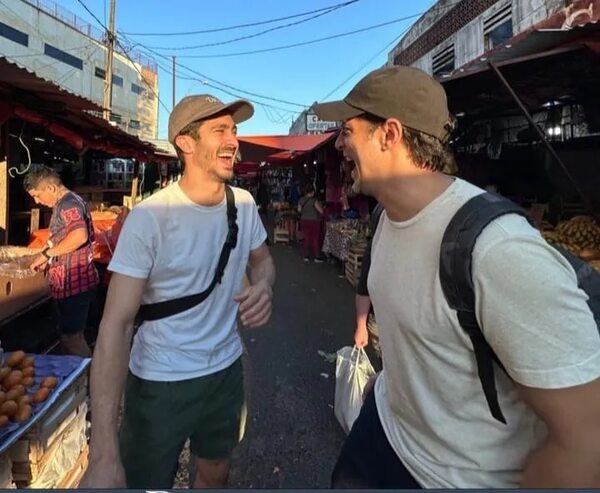 Chino Darín y Joaquín Furriel filman en el Mercado 4 y se divierten - Gente - ABC Color
