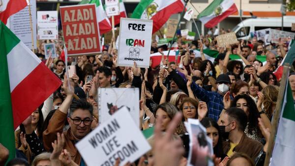 Otros tres manifestantes condenados por asesinato en las protestas fueron ejecutados en Irán | 1000 Noticias