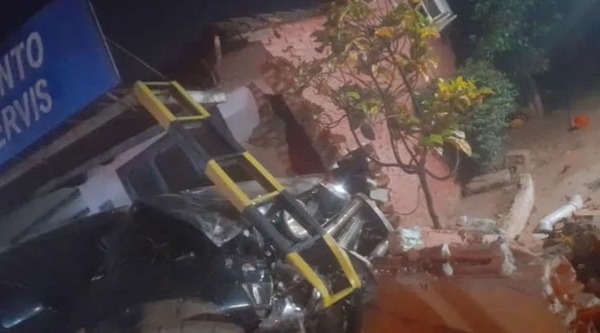 Comisario borracho chocó contra una vivienda en Luque - ADN Digital