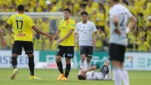 Japón: Metió un gol de 40 metros, pero en contra