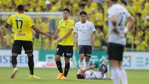 Japón: Metió un gol de 40 metros, pero en contra