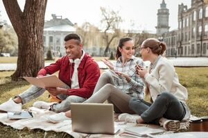 Profesionales con doctorado, la “pata débil” de una tendencia que está reconfigurando el mercado laboral paraguayo - MarketData