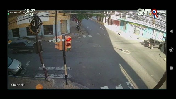 Cruzó la luz roja y chocó contra una moto - SNT