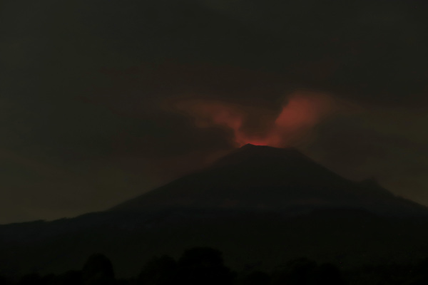 Cenizas del volcán Popocatépetl suspenden vuelos en Ciudad de México por casi 6 horas - MarketData