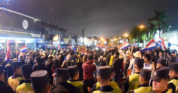 La Nación / Manifestantes se reagruparon y anoche hubo tres detenidos en Asunción
