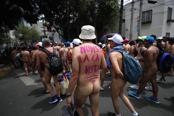 Realizan primer “Día al Desnudo” en Ciudad de México para normalizar la desnudez - Mundo - ABC Color