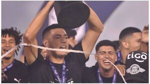 Tacuara Cardozo: Cumpleaños, gol y título con Libertad