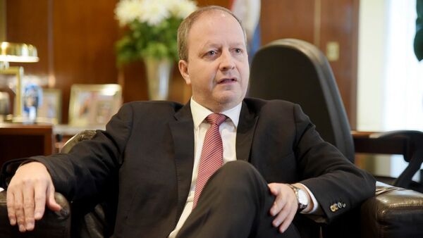 Resultado fiscal esconde "basura bajo la alfombra", dice Fernández