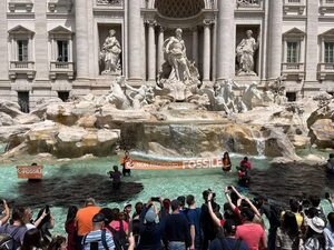 Activistas climáticos tiñen de negro la Fontana de Trevi de Roma - Mundo - ABC Color