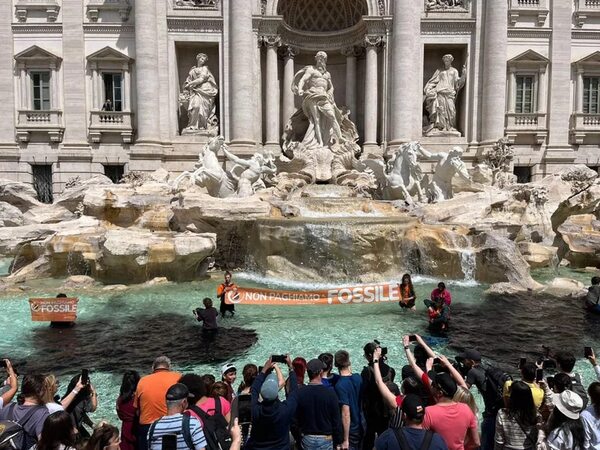 Activistas climáticos tiñen de negro la Fontana de Trevi de Roma - Mundo - ABC Color