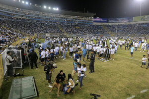Versus / Doce muertos en una estampida en un estadio de El Salvador