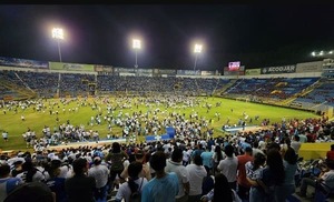 Estampida en estadio deja al menos 12 fallecidos