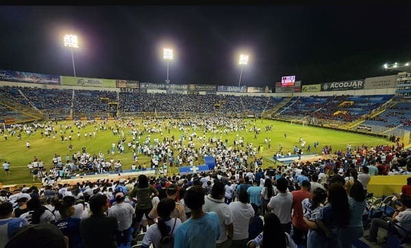 Estampida en estadio deja al menos 12 fallecidos