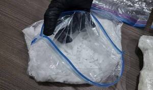 Jove charra quiso entrar al país con carga de metanfetamina en la maleta