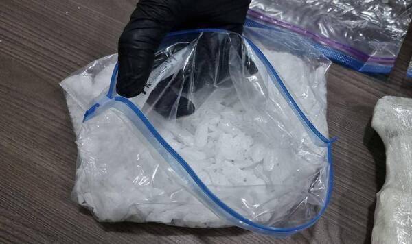 Jove charra quiso entrar al país con carga de metanfetamina en la maleta