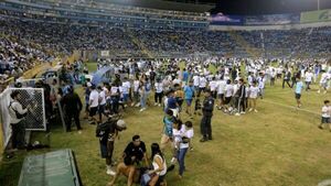 Estampida en partido de fútbol causa 12 muertos en El Salvador | 1000 Noticias