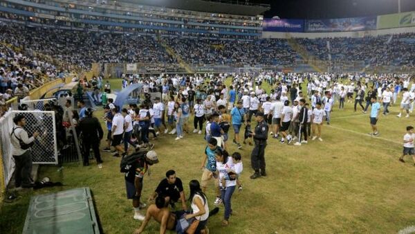 Estampida en partido de fútbol causa 12 muertos en El Salvador | 1000 Noticias
