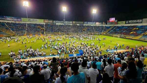 Al menos 12 muertos tras una estampida durante un partido de fútbol en El Salvador - Megacadena — Últimas Noticias de Paraguay