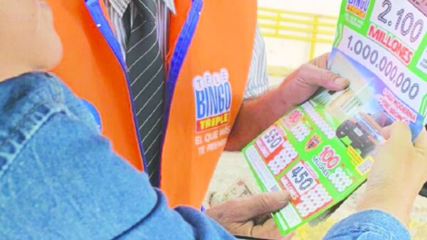 Se puso elegante para vender bingos y arrasa en el Mercado
