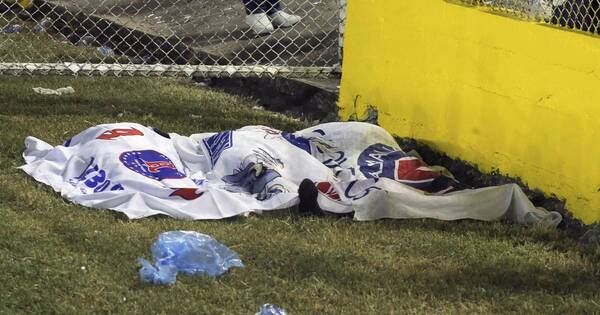 La Nación / Estampida en un estadio de fútbol deja 12 muertos en El Salvador