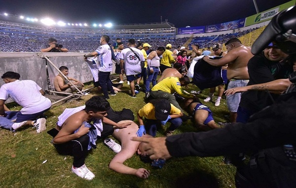 12 muertos y 100 heridos en el estadio Cuscatlán de El Salvador - Noticias Paraguay