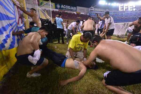 (VIDEO) Tragedia en El Salvador: 12 muertos en estadio de fútbol
