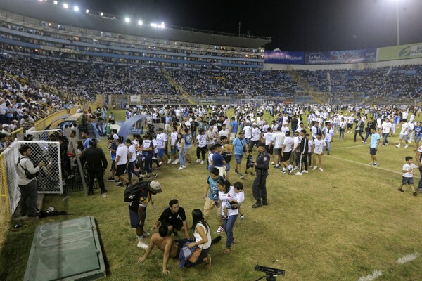 Estampida de aficionados: 12 muertos y 100 heridos enlutan el fútbol salvadoreño - trece