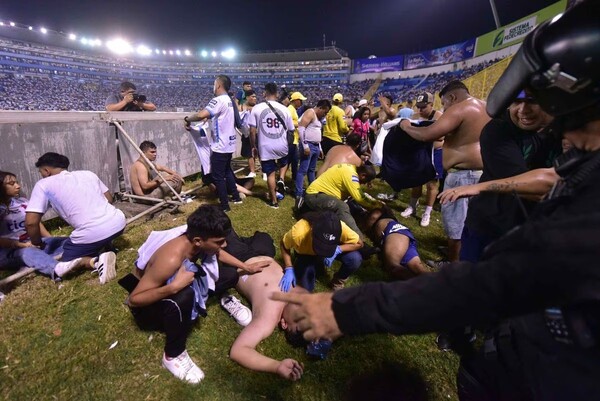 Tragedia en El Salvador: 12 muertos y 100 heridos, tras una estampida de aficionados en un estadio - Unicanal