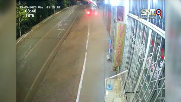 Le reventó una rueda y terminó chocando - SNT