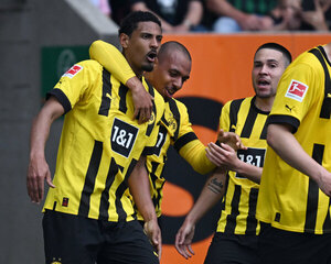 Versus / Borussia Dortmund venció a Augsburgo y es el líder de la Bundesliga a una fecha del final