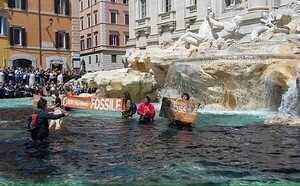 Activistas climáticos tiñeron de negro la famosa Fontana de Trevi de Roma - Megacadena — Últimas Noticias de Paraguay