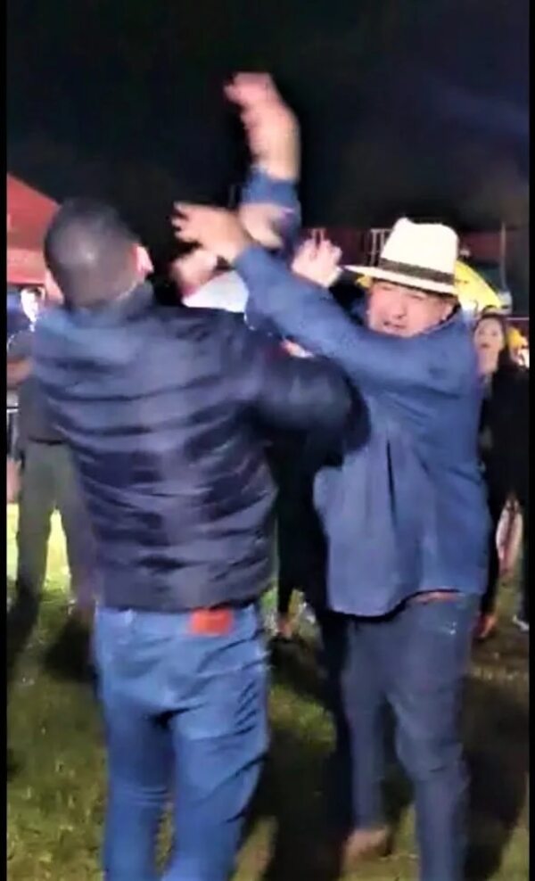 Video: Concejal departamental agrede y atropella con una turba una fiesta taurina en Acahay, según denuncia - Nacionales - ABC Color