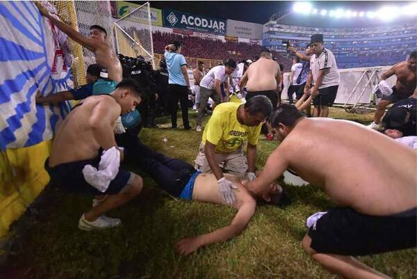 Tragedia en El Salvador: 12 fallecidos por avalancha en el Estadio Cuscatlán