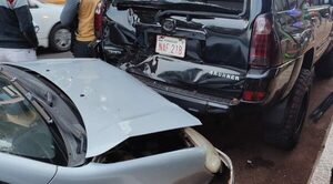 Joven se distrajo, pisó por error el acelerador y chocó contra dos vehículos estacionados - Noticiero Paraguay