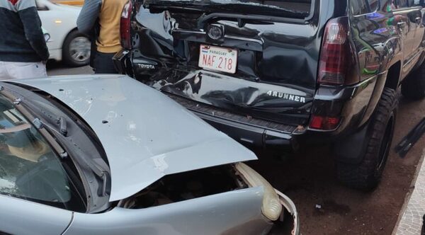 Joven se distrajo, pisó por error el acelerador y chocó contra dos vehículos estacionados - Noticiero Paraguay