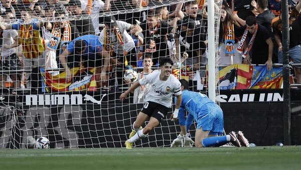 Diego López aferra al Valencia a Primera