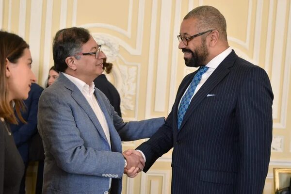 Reino Unido anuncia a Petro recursos adicionales por 4,4 millones de dólares para la paz - Mundo - ABC Color