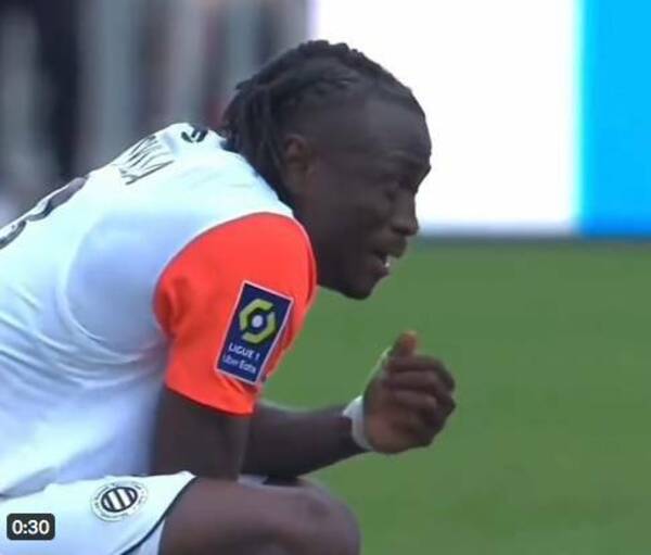 [VIDEO] ¡Corazón patío! Se enteró que murió su mamá minutos antes de entrar a la cancha