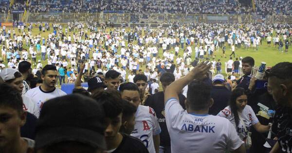 La Nación / El Salvador: avalancha en estadio provocó un centenar de heridos graves