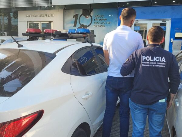 Joven intentó extraer más de G. 1.000 millones con una cédula falsa · Radio Monumental 1080 AM