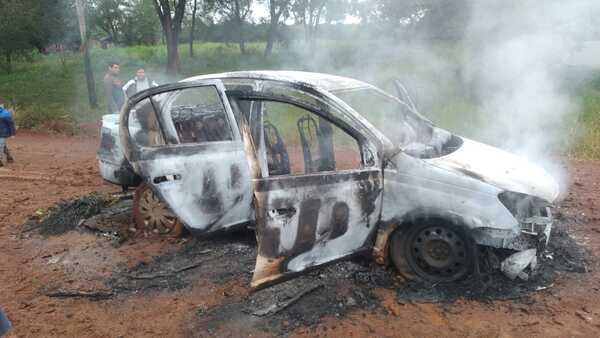 VEHÍCULO SE INCENDIÓ TOTALMENTE EN GRAL. ARTIGAS - Itapúa Noticias