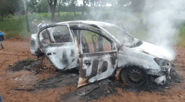 INCENDIO CONSUMIÓ TOTALMENTE UN VEHÍCULO EN GENERAL ARTIGAS