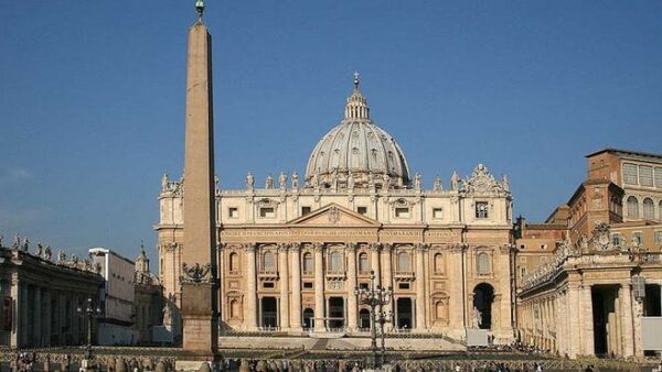 Vaticano confirma que el cardenal de Bolonia encabezará una misión de paz para Ucrania