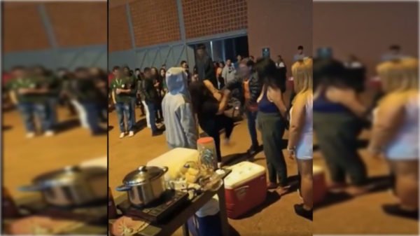 [VIDEO] Festichola por boda religiosa de Ña Rufina y Juan Ramón opa en pelea