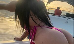 Modelo mostró que un mosquito le picó la cola