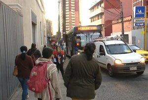 Ante crisis de transporte público, hoy se inicia el servicio de buses universitarios en Derecho- UNA  - Economía - ABC Color