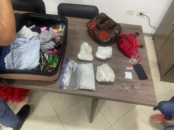 Mujer mexicana fue detenida tras detección de metanfetaminas en su equipaje en el aeropuerto Silvio Pettirossi - El Independiente