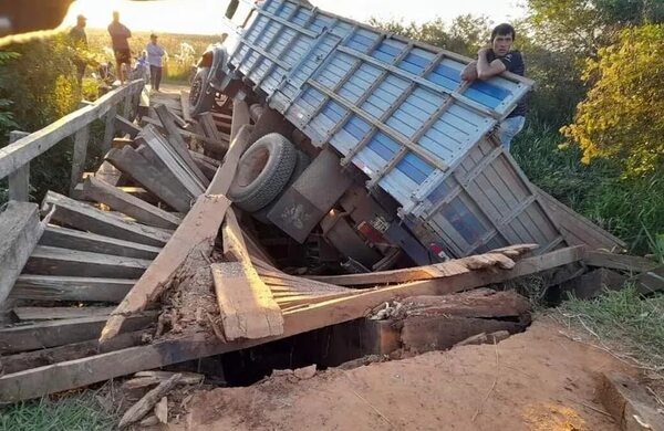 Colapsó puente de madera al paso de un camión carguero en San Juan Nepomuceno - Nacionales - ABC Color
