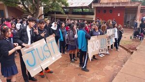 Estudiantes de Encarnación toman colegio para reclamar reparación de baños - Nacionales - ABC Color